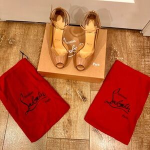 Christian Louboutin Round Chick Alta Nude Heels